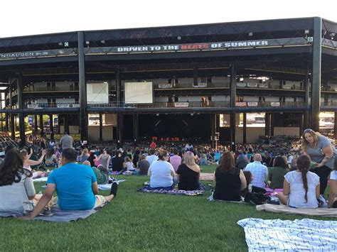 hollywood casino amphitheatre doors open